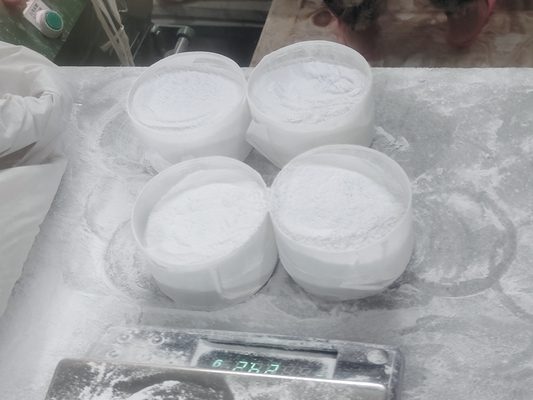 OEM ملامین سفید پودر صنعتی درجه ملامین پودر قالب گیری C3H6N6